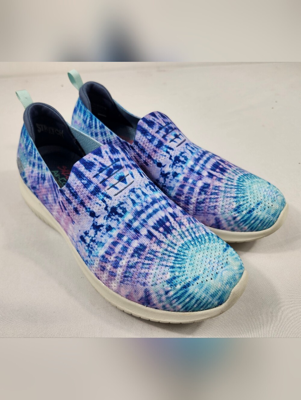 Skechers Womens 8.5 M Slip-On Flats in Blue and Purple Tie-Dye Pattern